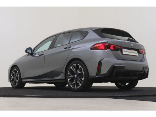 BMW 1 Serie 120 M Sport Automaat / Sportstoelen / M Adaptief onderstel / Comfort Access / Adaptieve LED / Par... ActivLease financial lease