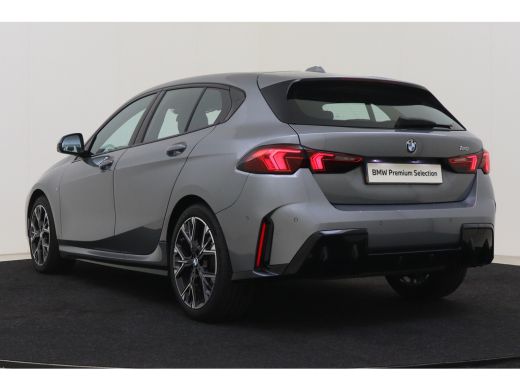 BMW 1 Serie 120 M Sport Automaat / Sportstoelen / M Adaptief onderstel / Comfort Access / Adaptieve LED / Par... ActivLease financial lease