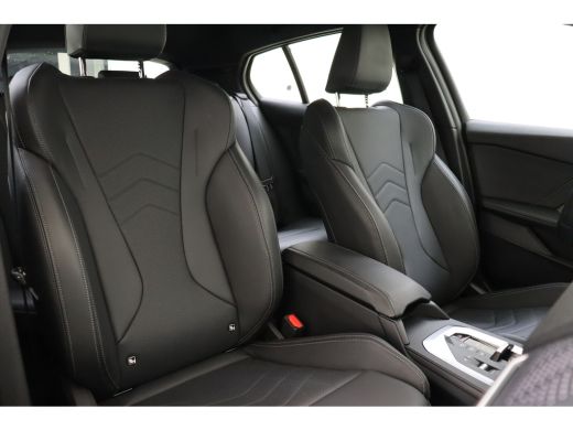 BMW 1 Serie 120 M Sport Automaat / Sportstoelen / M Adaptief onderstel / Comfort Access / Adaptieve LED / Par... ActivLease financial lease