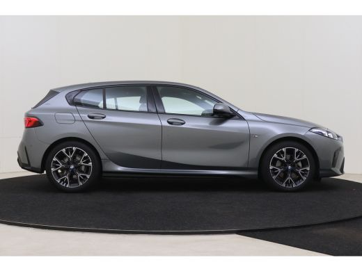 BMW 1 Serie 120 M Sport Automaat / Sportstoelen / M Adaptief onderstel / Comfort Access / Adaptieve LED / Par... ActivLease financial lease