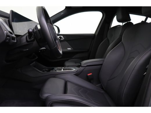 BMW 1 Serie 120 M Sport Automaat / Sportstoelen / M Adaptief onderstel / Comfort Access / Adaptieve LED / Par... ActivLease financial lease