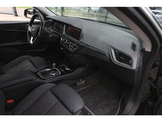 BMW 2 Serie 218i Sport Line Automaat / Sportstoelen / Cruise Control / PDC / Live Cockpit Professional ActivLease financial lease