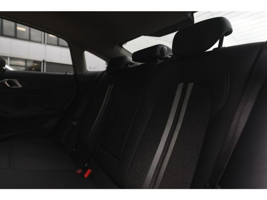 BMW 2 Serie 218i Sport Line Automaat / Sportstoelen / Cruise Control / PDC / Live Cockpit Professional ActivLease financial lease