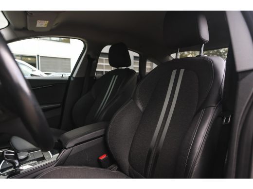 BMW 2 Serie 218i Sport Line Automaat / Sportstoelen / Cruise Control / PDC / Live Cockpit Professional ActivLease financial lease