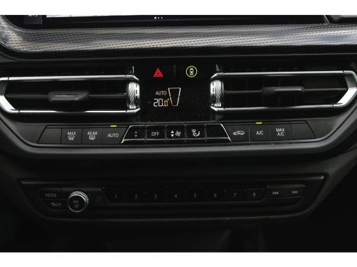 BMW 2 Serie 218i Sport Line Automaat / Sportstoelen / Cruise Control / PDC / Live Cockpit Professional ActivLease financial lease