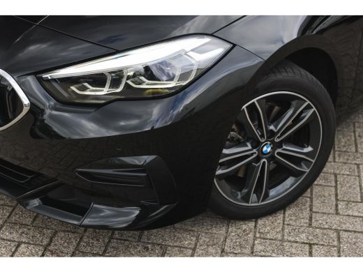 BMW 2 Serie 218i Sport Line Automaat / Sportstoelen / Cruise Control / PDC / Live Cockpit Professional ActivLease financial lease