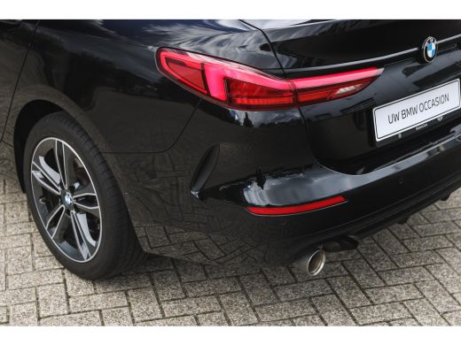 BMW 2 Serie 218i Sport Line Automaat / Sportstoelen / Cruise Control / PDC / Live Cockpit Professional ActivLease financial lease