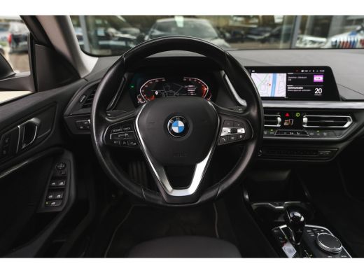 BMW 2 Serie 218i Sport Line Automaat / Sportstoelen / Cruise Control / PDC / Live Cockpit Professional ActivLease financial lease