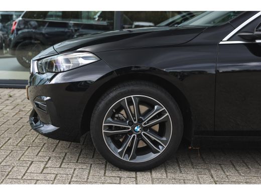 BMW 2 Serie 218i Sport Line Automaat / Sportstoelen / Cruise Control / PDC / Live Cockpit Professional ActivLease financial lease