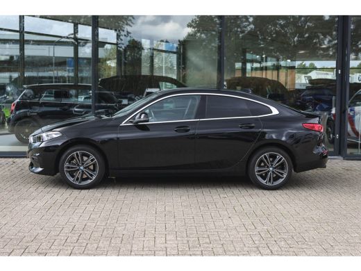 BMW 2 Serie 218i Sport Line Automaat / Sportstoelen / Cruise Control / PDC / Live Cockpit Professional ActivLease financial lease