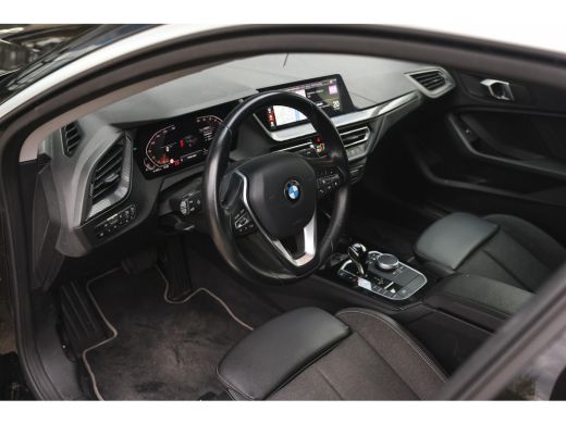 BMW 2 Serie 218i Sport Line Automaat / Sportstoelen / Cruise Control / PDC / Live Cockpit Professional ActivLease financial lease