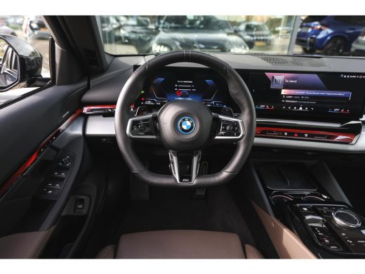 BMW 5 Serie Touring 550e xDrive M Sport Automaat / Panoramadak / Trekhaak / Adaptief onderstel professional /... ActivLease financial lease