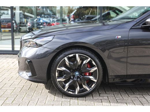 BMW 5 Serie Touring 550e xDrive M Sport Automaat / Panoramadak / Trekhaak / Adaptief onderstel professional /... ActivLease financial lease