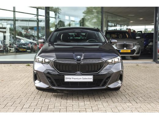 BMW 5 Serie Touring 550e xDrive M Sport Automaat / Panoramadak / Trekhaak / Adaptief onderstel professional /... ActivLease financial lease