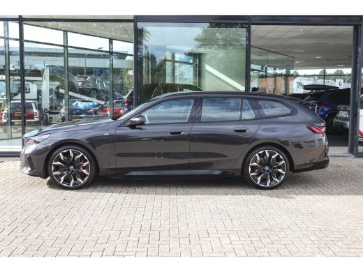 BMW 5 Serie Touring 550e xDrive M Sport Automaat / Panoramadak / Trekhaak / Adaptief onderstel professional /... ActivLease financial lease