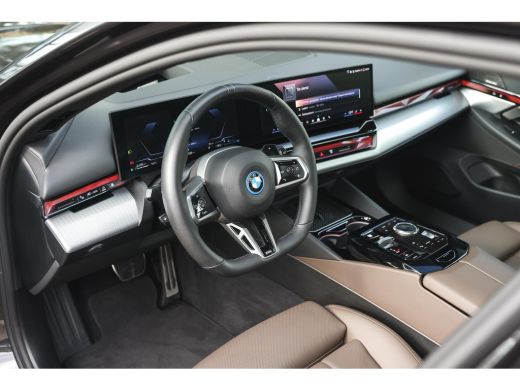 BMW 5 Serie Touring 550e xDrive M Sport Automaat / Panoramadak / Trekhaak / Adaptief onderstel professional /... ActivLease financial lease