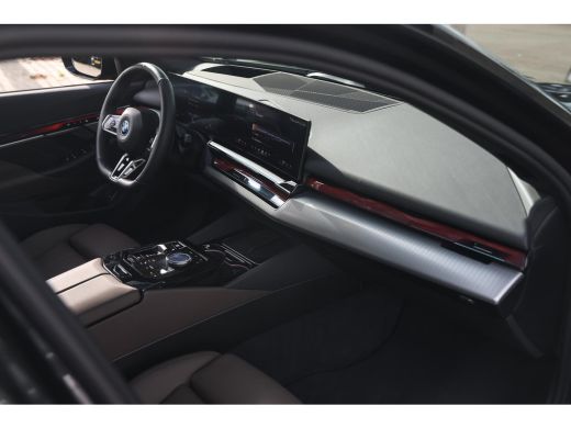 BMW 5 Serie Touring 550e xDrive M Sport Automaat / Panoramadak / Trekhaak / Adaptief onderstel professional /... ActivLease financial lease