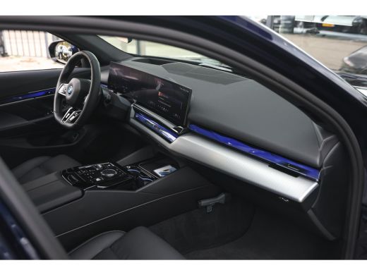 BMW i5 eDrive40 M Sport / Panoramadak / Trekhaak / Stoelventilatie / Comfort Access / Parking Assistant ... ActivLease financial lease