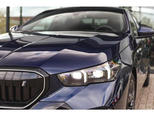 BMW i5 eDrive40 M Sport / Panoramadak / Trekhaak / Stoelventilatie / Comfort Access / Parking Assistant ... ActivLease financial lease