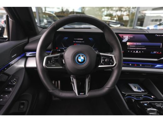 BMW i5 eDrive40 M Sport / Panoramadak / Trekhaak / Stoelventilatie / Comfort Access / Parking Assistant ... ActivLease financial lease