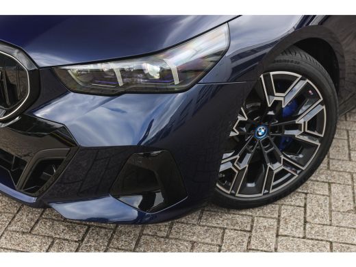 BMW i5 eDrive40 M Sport / Panoramadak / Trekhaak / Stoelventilatie / Comfort Access / Parking Assistant ... ActivLease financial lease