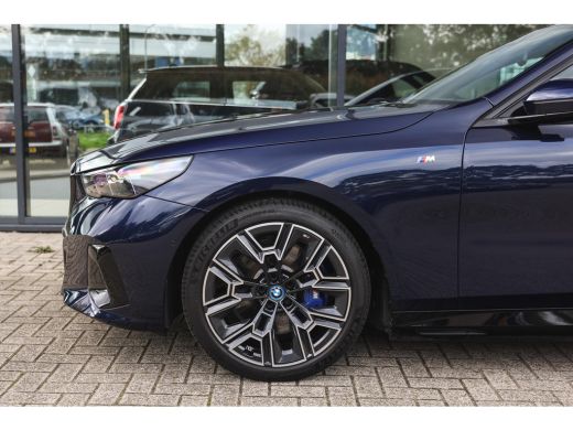 BMW i5 eDrive40 M Sport / Panoramadak / Trekhaak / Stoelventilatie / Comfort Access / Parking Assistant ... ActivLease financial lease