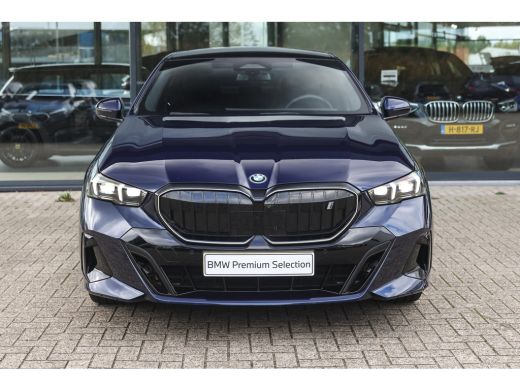 BMW i5 eDrive40 M Sport / Panoramadak / Trekhaak / Stoelventilatie / Comfort Access / Parking Assistant ... ActivLease financial lease