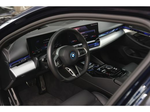 BMW i5 eDrive40 M Sport / Panoramadak / Trekhaak / Stoelventilatie / Comfort Access / Parking Assistant ... ActivLease financial lease