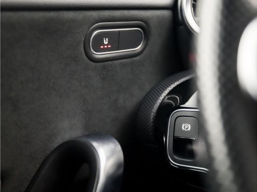 Mercedes-Benz A-Klasse 200 AMG Sport 164Pk Automaat (APPLE CARPLAY, GROOT NAVI, LEDER/ALCANTARA, STOELVERWARMING, SPORTS... ActivLease financial lease