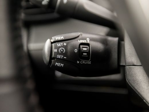 Peugeot 2008 1.2 PureTech Allure Sport (VIRTUAL COCKPIT, APPLE CARPLAY, GROOT NAVI, LEDER, STOELVERWARMING, 36... ActivLease financial lease