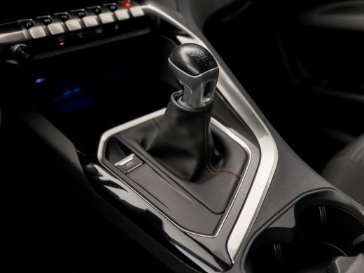 Peugeot 3008 1.2 PureTech Sport (APPLE CARPLAY, GROOT NAVI, LANE ASSIST, GETINT GLAS, SPORTSTOELEN, PARKEERSEN... ActivLease financial lease