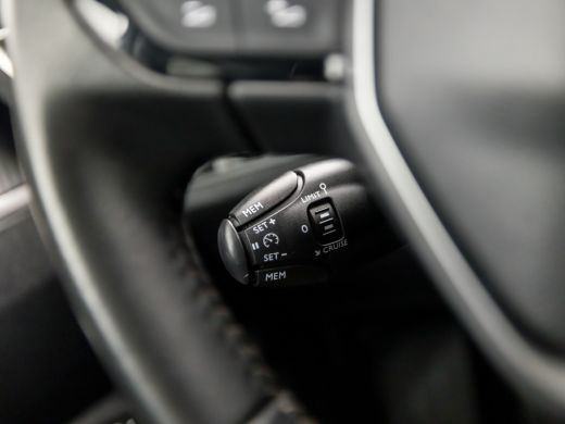 Peugeot 3008 1.2 PureTech Sport (APPLE CARPLAY, GROOT NAVI, LANE ASSIST, GETINT GLAS, SPORTSTOELEN, PARKEERSEN... ActivLease financial lease
