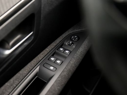 Peugeot 3008 1.2 PureTech Sport (APPLE CARPLAY, GROOT NAVI, LANE ASSIST, GETINT GLAS, SPORTSTOELEN, PARKEERSEN... ActivLease financial lease