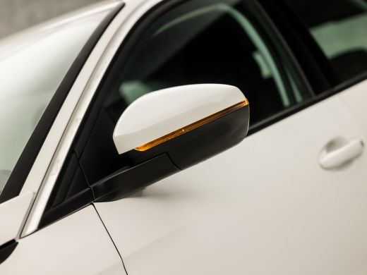 Peugeot 3008 1.2 PureTech Sport (APPLE CARPLAY, GROOT NAVI, LANE ASSIST, GETINT GLAS, SPORTSTOELEN, PARKEERSEN... ActivLease financial lease