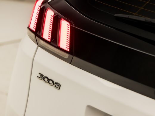 Peugeot 3008 1.2 PureTech Sport (APPLE CARPLAY, GROOT NAVI, LANE ASSIST, GETINT GLAS, SPORTSTOELEN, PARKEERSEN... ActivLease financial lease
