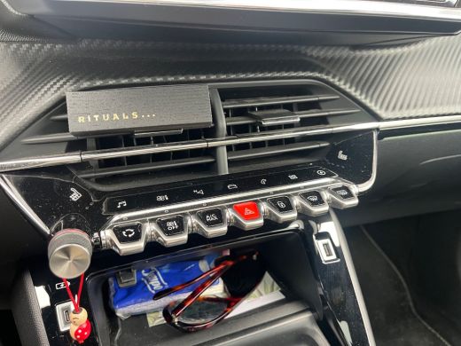 Peugeot e-208 EV GT Pack 50 kWh Panorama Dak | Leder/Alcantara | Digitaal Dashboard | Camera | Stoelverwarming ... ActivLease financial lease