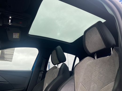 Peugeot e-208 EV GT Pack 50 kWh Panorama Dak | Leder/Alcantara | Digitaal Dashboard | Camera | Stoelverwarming ... ActivLease financial lease