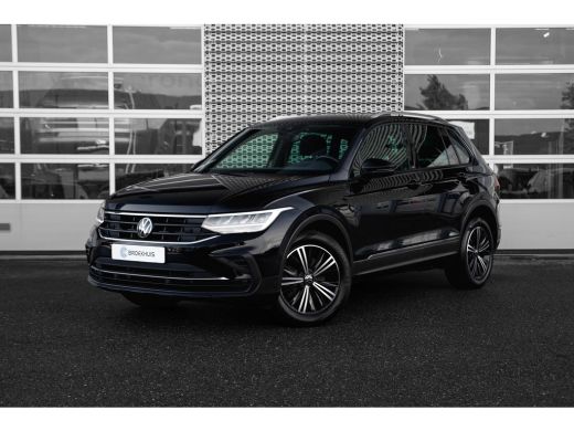 Volkswagen Tiguan 1.4 TSI eHybrid 245pk | Head up display | Stoelverwarming l Extra getinte ramen | Adaptief cruise...