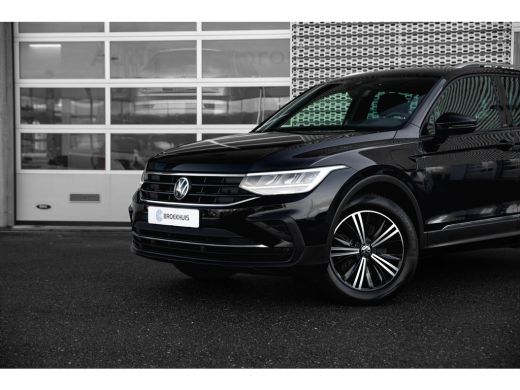 Volkswagen Tiguan 1.4 TSI eHybrid 245pk | Head up display | Stoelverwarming l Extra getinte ramen | Adaptief cruise... ActivLease financial lease