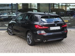 BMW 1 Serie 118i Sport Line Automaat / Sportstoelen / Achteruitrijcamera / LED / Live Cockpit Professional / ...