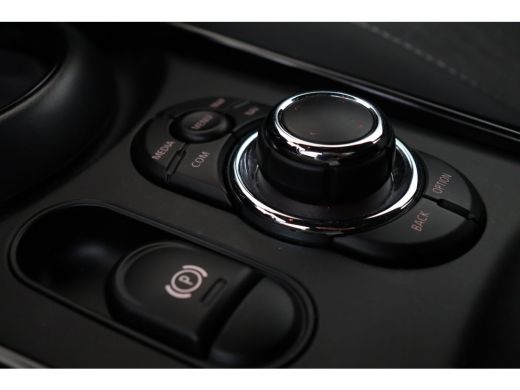 Mini Clubman Cooper Classic Automaat / Achteruitrijcamera / Comfort Access / LED / Stoelverwarming / PDC /  Cr... ActivLease financial lease