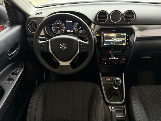 Suzuki Vitara 1.4 BOOSTERJET HYBRID SMART HYBRID STYLE PANORAMA SCHUIFDAK LEER CARPLAY NAVI CAMERA PDC STOELVERW. ActivLease financial lease