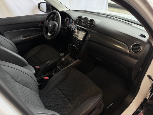 Suzuki Vitara 1.4 BOOSTERJET HYBRID SMART HYBRID STYLE PANORAMA SCHUIFDAK LEER CARPLAY NAVI CAMERA PDC STOELVERW. ActivLease financial lease