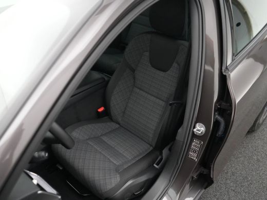 Volvo  V60 B3 Essential Edition | Adaptive Cruise | BLIS | Trekhaak | Stoelverwarming | Google | 18" ActivLease financial lease