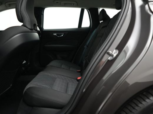 Volvo  V60 B3 Essential Edition | Adaptive Cruise | BLIS | Trekhaak | Stoelverwarming | Google | 18" ActivLease financial lease