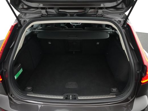 Volvo  V60 B3 Essential Edition | Adaptive Cruise | BLIS | Trekhaak | Stoelverwarming | Google | 18" ActivLease financial lease