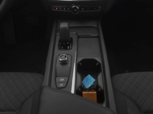 Volvo  V60 B3 Essential Edition | Adaptive Cruise | BLIS | Trekhaak | Stoelverwarming | Google | 18" ActivLease financial lease