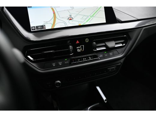 BMW 1 Serie 118i Sport Line Automaat / Trekhaak / Sportstoelen / LED / Live Cockpit Professional / Cruise Con... ActivLease financial lease