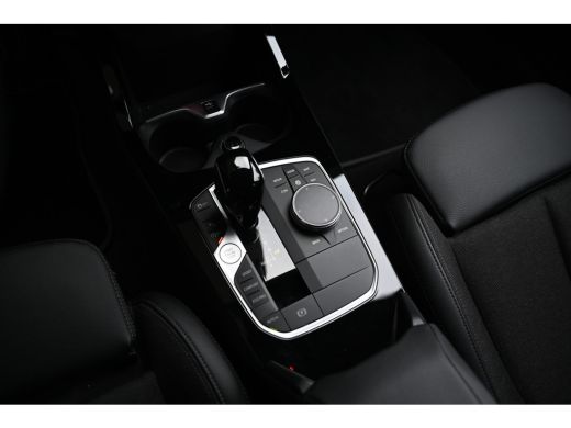 BMW 1 Serie 118i Sport Line Automaat / Trekhaak / Sportstoelen / LED / Live Cockpit Professional / Cruise Con... ActivLease financial lease