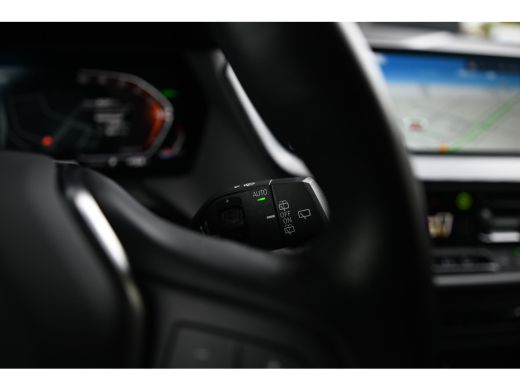 BMW 1 Serie 118i Sport Line Automaat / Trekhaak / Sportstoelen / LED / Live Cockpit Professional / Cruise Con... ActivLease financial lease